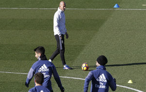 Zidane, durante un entrenamiento del Real Madrid en Valdebebas.