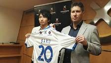 Gaku Shibasaki posa con su nueva camiseta junto a Alfonso Serrano