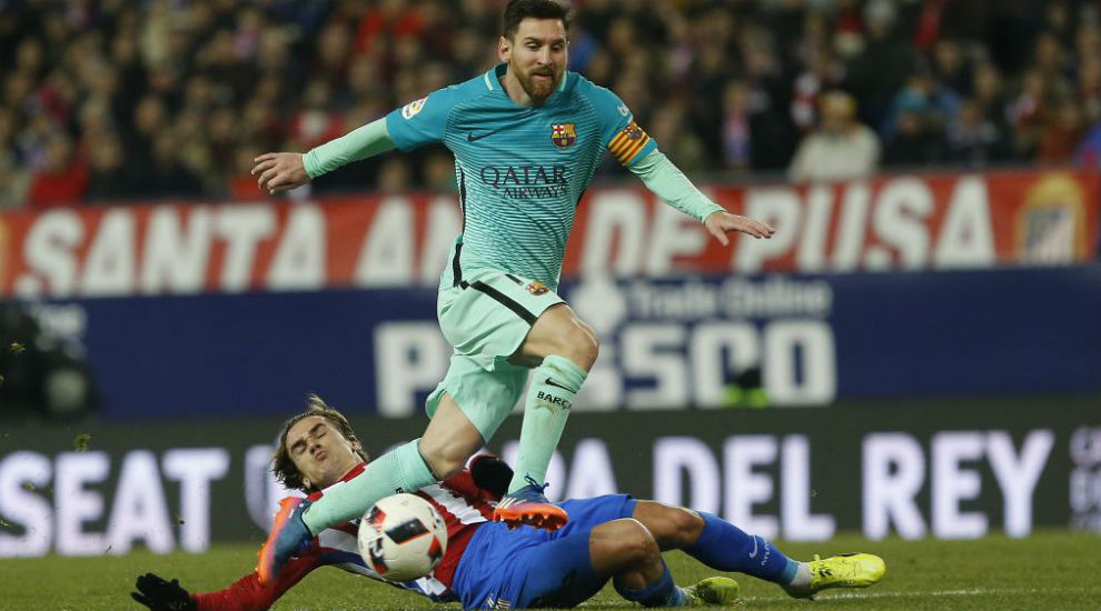 Messi, en una jugada con Griezmann, ayer mircoles en el Caldern