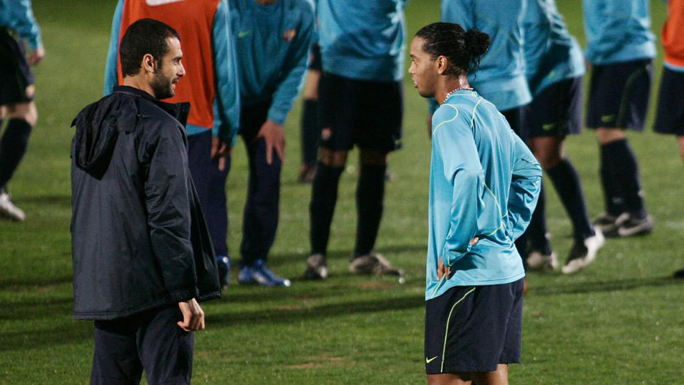 Guardiola y Ronaldinho, durante un entrenamiento en 2008, cuando Pep...