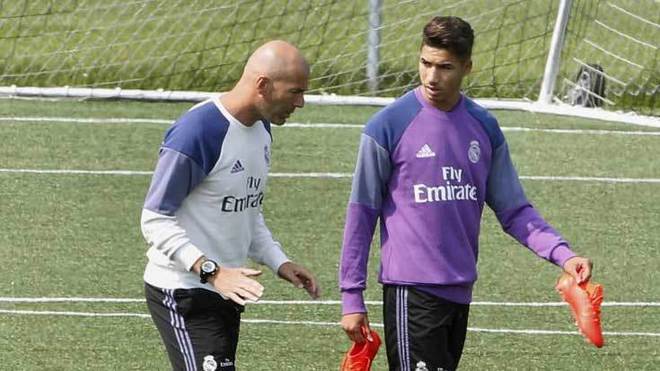 Zidane, dando instrucciones a Achraf durante un entrenamiento de...