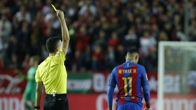 Neymar ve una tarjeta ante el Sevilla.