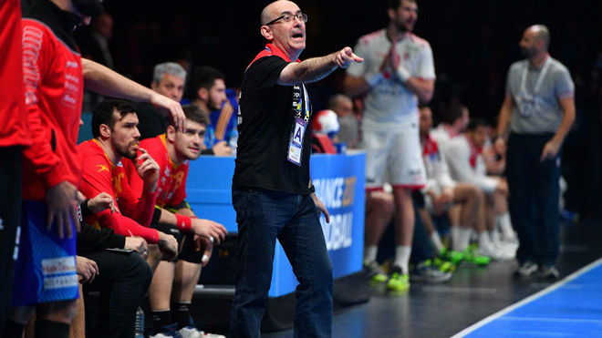 Jordi Ribera dando instrucciones durante un partido del Mundial