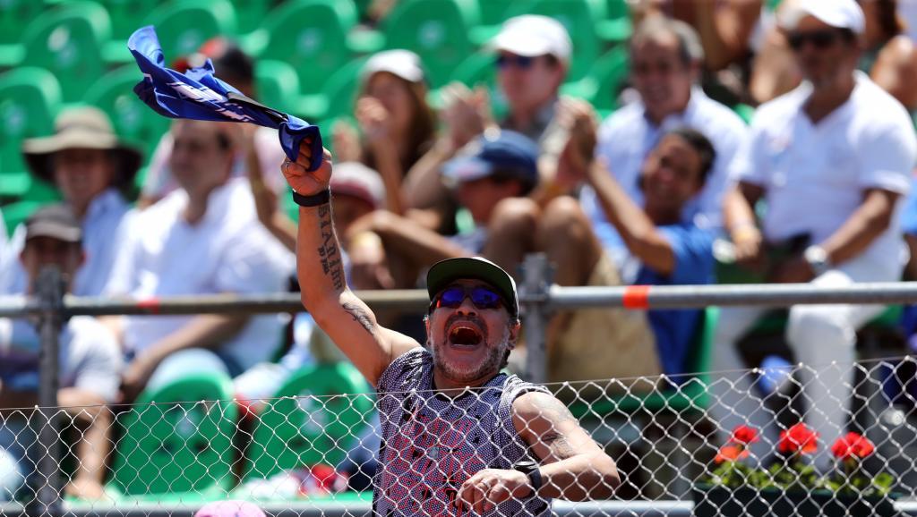 Maradona animando en la grada a Argentina en su eliminatoria de Copa...