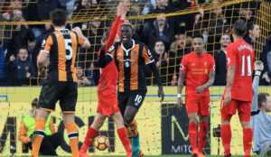 N&apos;Diaye celebra su gol ante los cabizbajos jugadores del Liverpool.