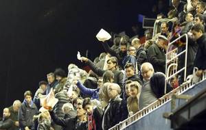 Aficionados del Valencia sacan los pauelos en la grada