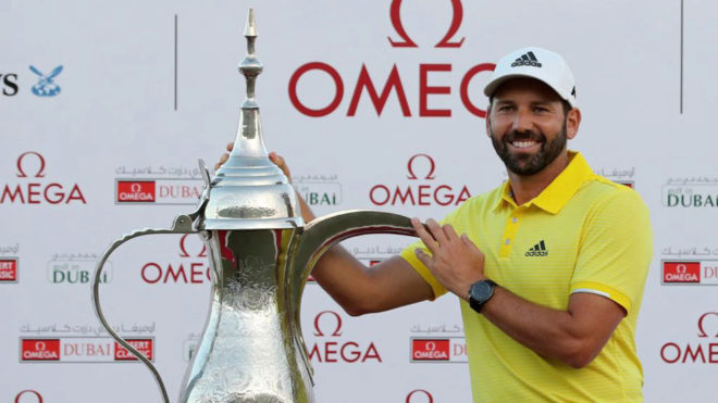 Sergio Garca posando con el trofeo en el Omega Dubai Desert Classic.