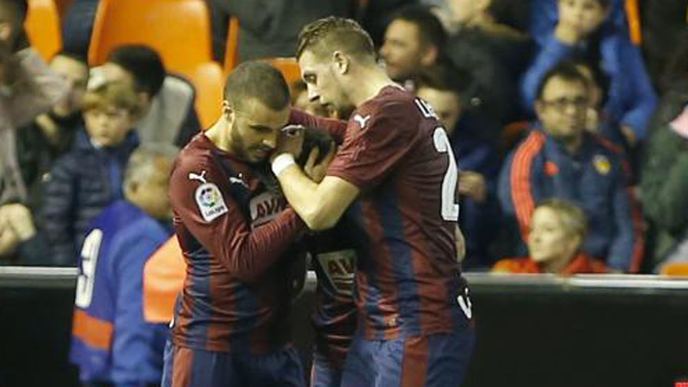 Pedro Len y Lejeune celebran uno de los goles al Valencia