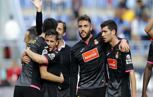 Los jugadores del Espanyol celebran el gol de Piatti en el partido de...