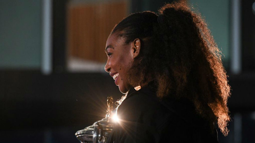 Serena Williams posa con el trofeo de campeona del Open de Australia.
