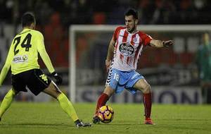Joselu encara a Aguza, nuevo jugador del Crdoba, durante el partido...