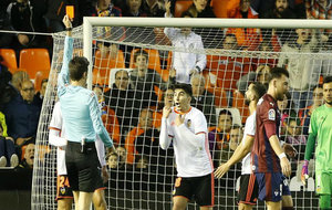Munuera Montero muestra la roja a Carlos Soler durante el partido ante...