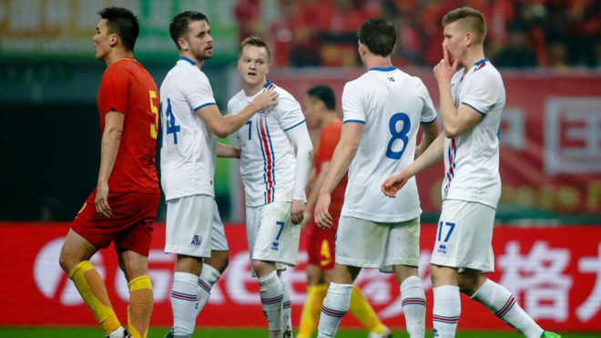 Los jugadores de Islandia celebran uno de sus goles en la China Cup.