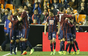 Jugadores del Eibar celebran un gol en Mestalla.