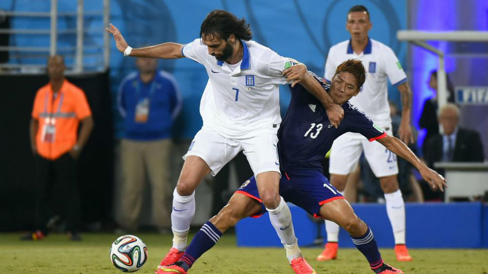 Samaras pelea un baln en un partido con Grecia.