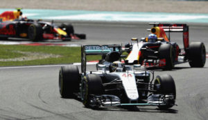 Lewis Hamilton y Daniel Ricciardo, durante un GP de la pasada...