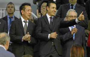 Amadeo Salvo saluda desde el palco de Mestalla junto a Peter Lim.
