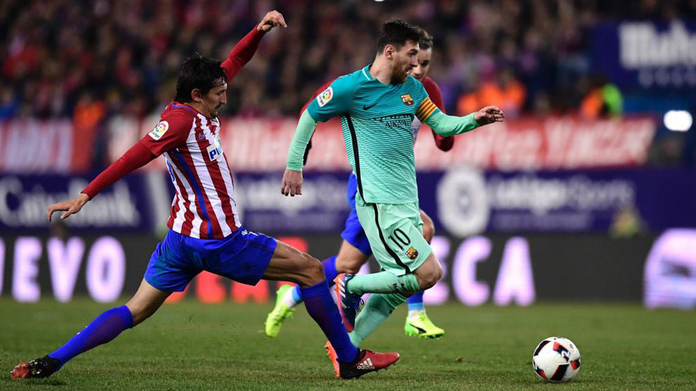 Savic trata de arrebatar el balón a Messi en el choque de ida
