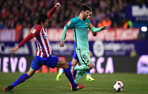 Savic trata de arrebatar el baln a Messi en el choque de ida
