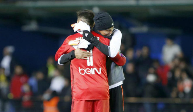 Diego Alves es felicitado por Aderlan Santos.