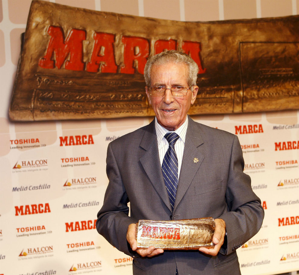 Federo Martn Bahamontes en 2009, recibiendo el MARCA Leyenda