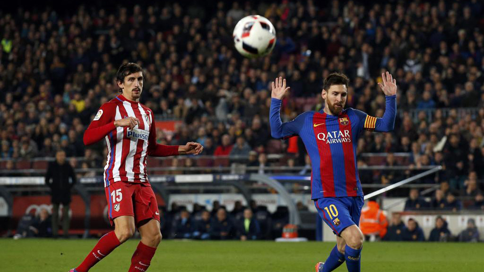 Messi y Savic disputan un baln
