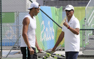 Toni Nadal dando instrucciones en un entrenamiento a Rafa en los...