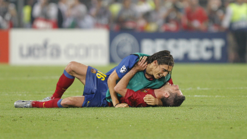 Cceres abraza a Sylvinho tras ganar la Champions de 2009.