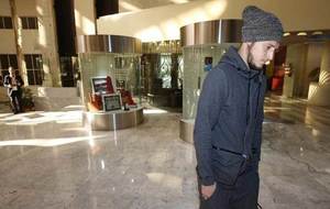 Zozulya camina cabizbajo en el hall de un hotel en Sevilla.