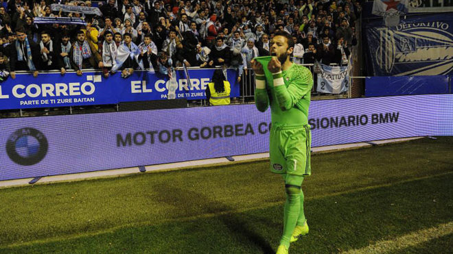 Sergio lvarez lamenta la derrota ante sus aficionados.