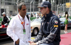 Montoya charla con Verstappen durante el GP de Mxico de 2016.