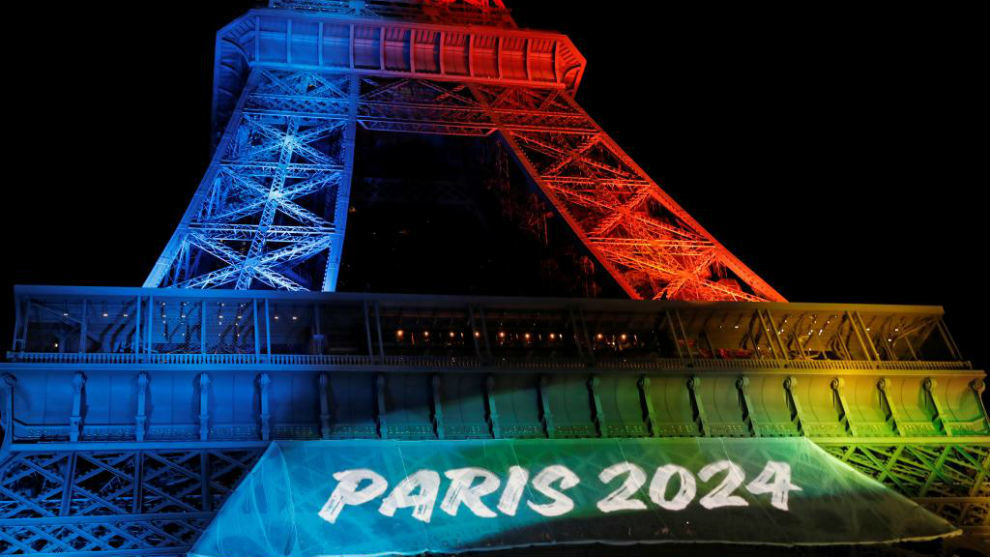 La Torre Eiffel luce en la capital gala.