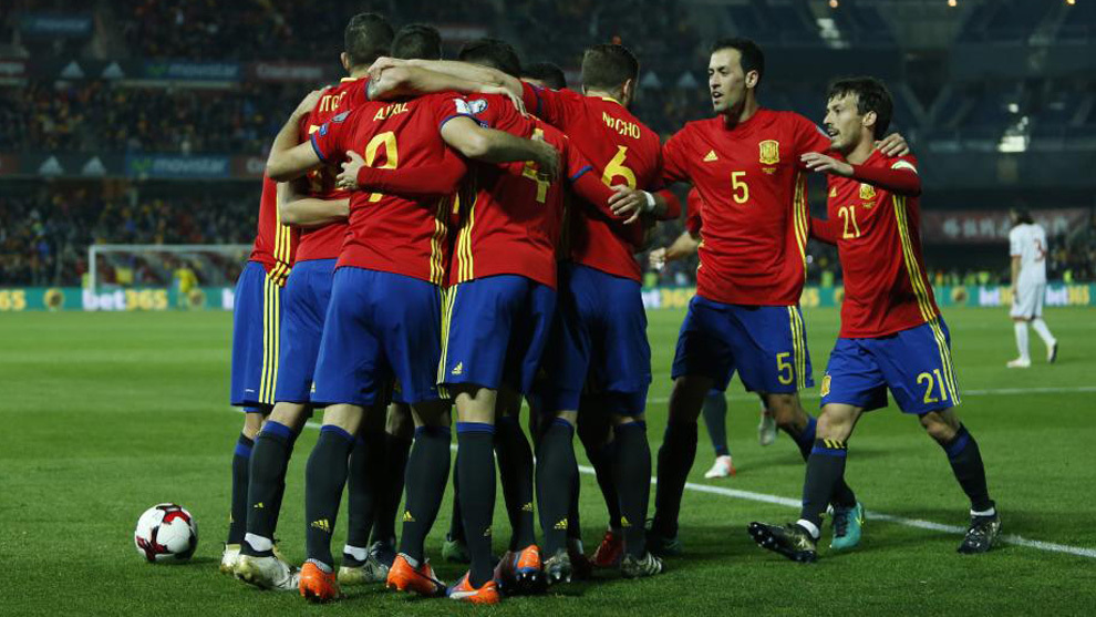 &apos;La Roja&apos; celebra un gol ante Macedonia en el partido clasificatorio...
