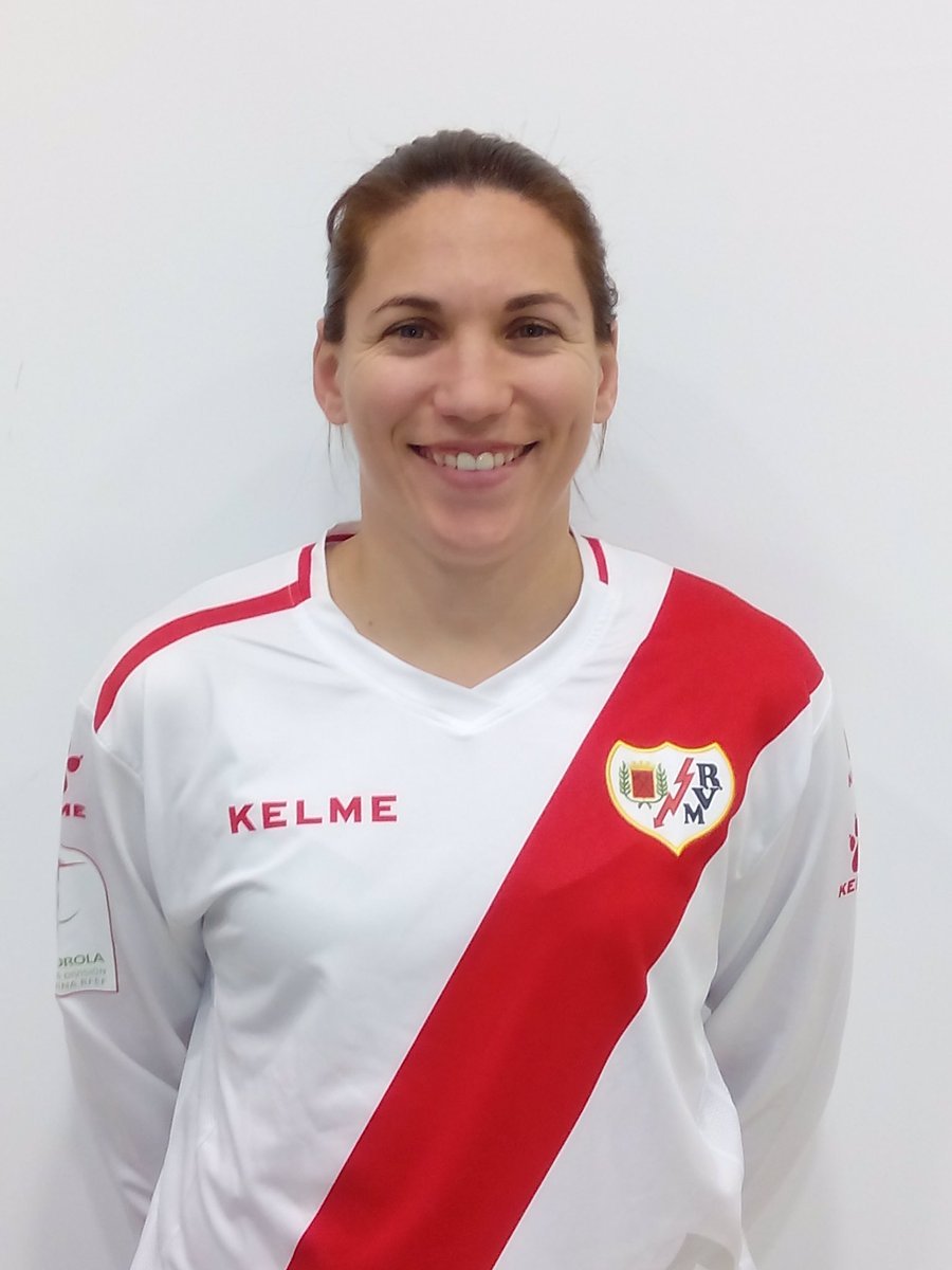 Carmen Mara Alegra posa con la camiseta del Rayo Vallecano.