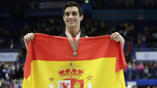 Javier Fernndez con la medalla de oro y la bandera de Espaa en el...