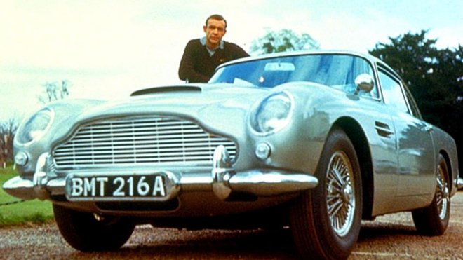 Sean Connery con &apos;su&apos; mtico Aston Martin DB5