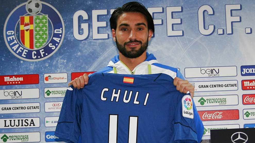 Chuli luce la camiseta del Getafe con el dorsal &apos;11&apos; con el que...