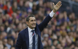 Valverde corrige a sus futbolistas durante un partido.