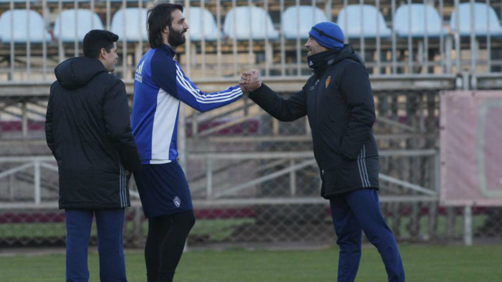Samaras saluda a Agn en su primer entrenamiento.