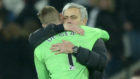 Mourinho abraza a De Gea al trmino de un partido.