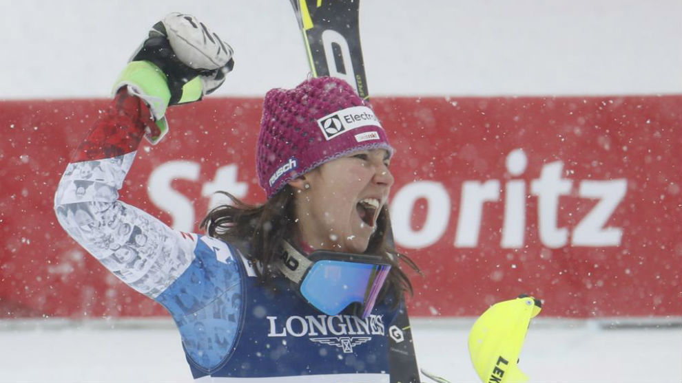 Wendy Holdener celebra su victoria en Saint Moritz.