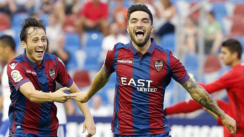 Jason celebra junto a Espinosa uno de los goles al Zaragoza que...
