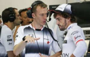 Alonso escucha a su ingeniero de pista Mark Temple en el pasado GP de...