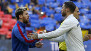 Leo Messi y Sergio Ramos, saludndose justo antes de que empezara el...
