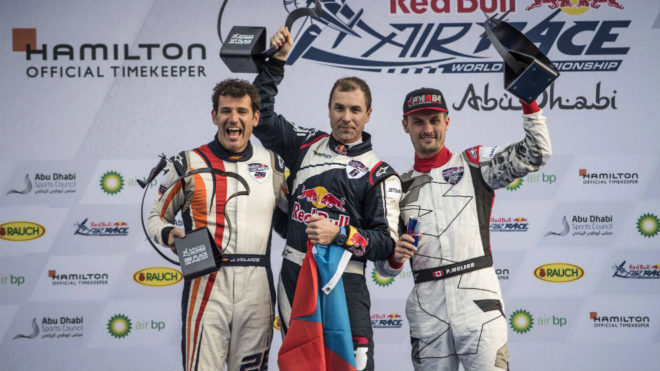 Juan Velarde (a la izquierda) celebra su primer podio en Red Bull Air...