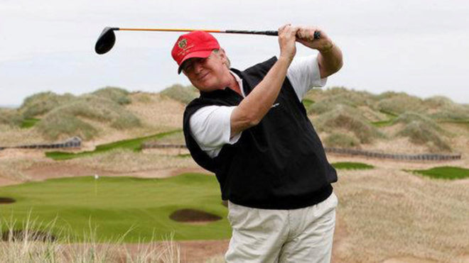 Donald Trump jugando al golf.