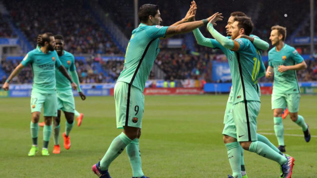 Luis Sarez y Messi celebran uno de los seis tantos logrados ante el...