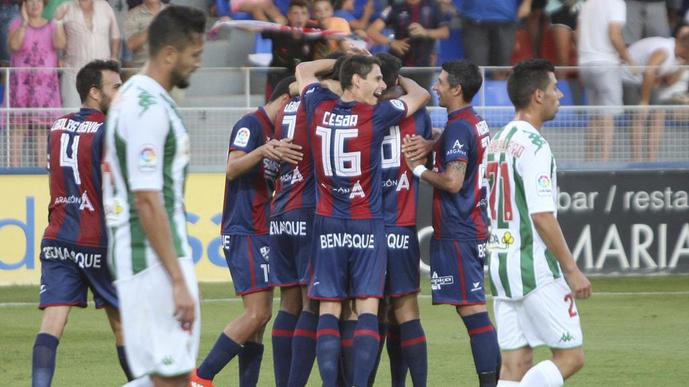 Los jugadores del Huesca celebran uno de los tres goles anotados al...