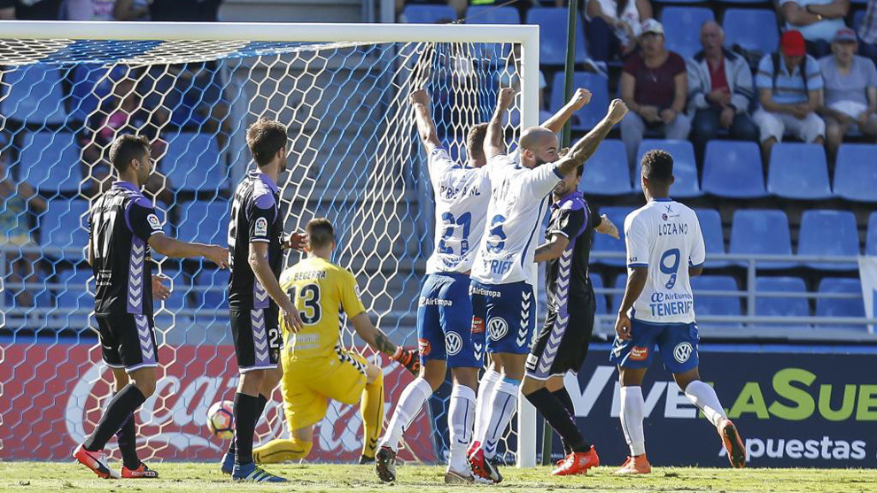 El Tenerife celebra el gol de Carlos Ruiz ante el Valladolid, el...