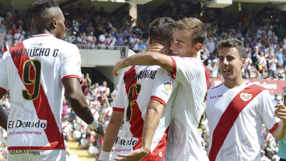 Los jugadores del Rayo celebran el gol de lex Moreno al Mallorca en...